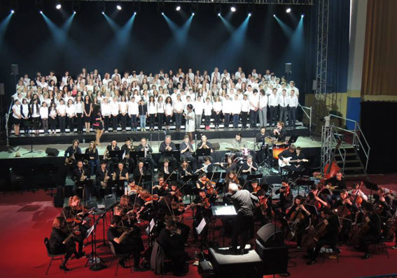 à 3 voix + grand orchestre