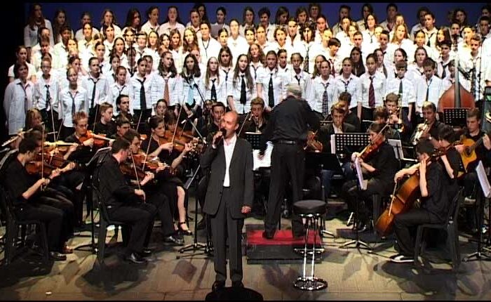 à 1 ou 2 voix + grand orchestre